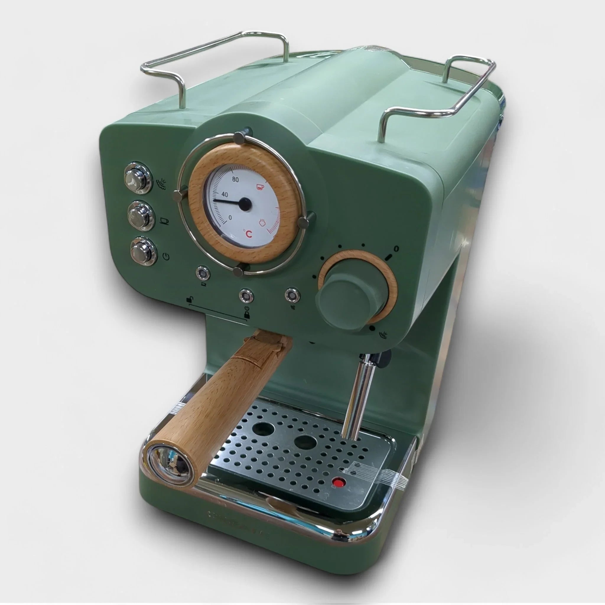 Grüne Espressomaschine im Retro-Stil mit hölzernen Akzenten, einem Dampfrohr, einem Druckmesser, Bedienknöpfen und einer Metalltropfschale vor einem schlichten Hintergrund.