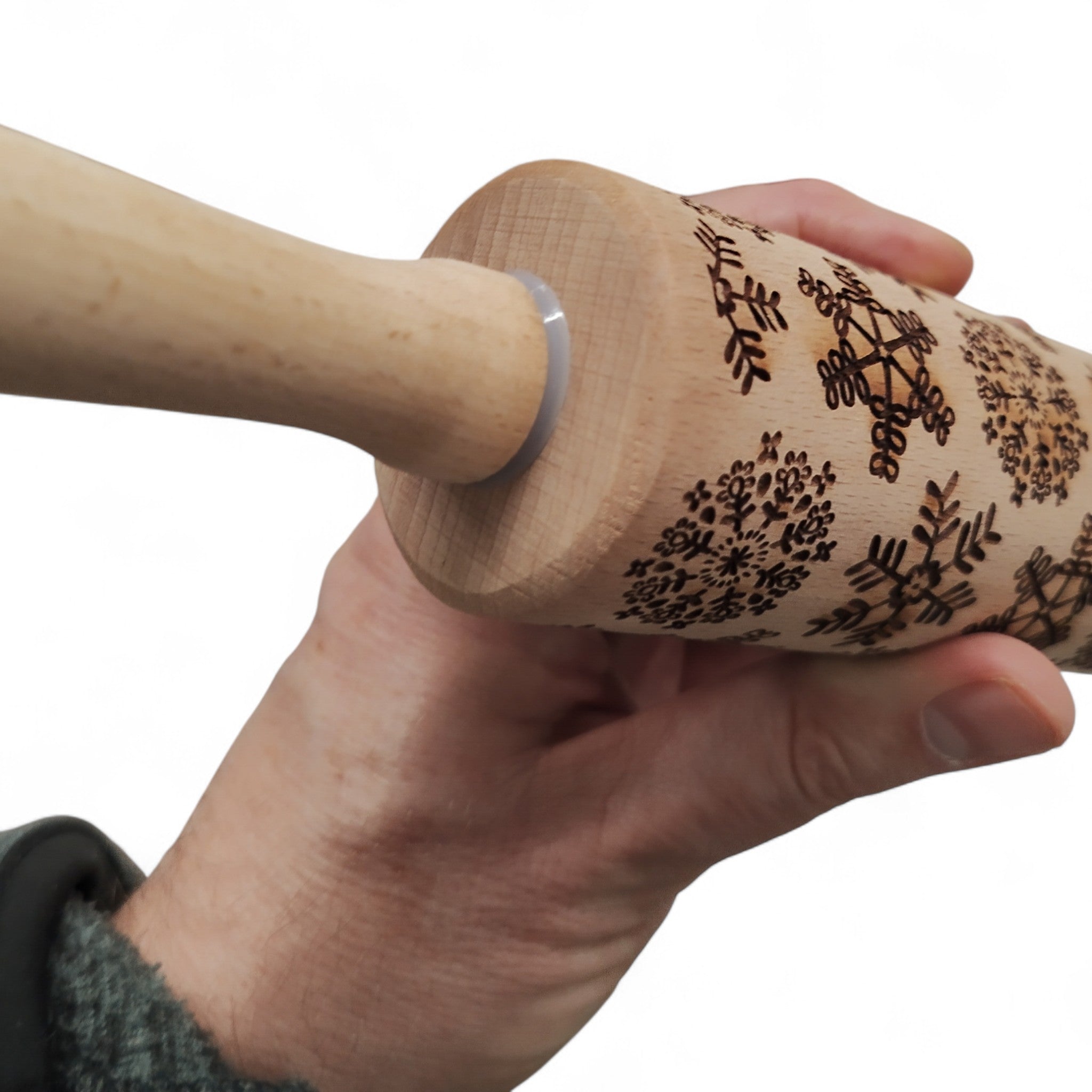 Eine Hand hält einen KitchenCraft 3er Set Weihnachts-Nudelhölzer Keksroller Teigroller-graviert für festliche Plätzchen, perfekt für Ihre Weihnachtsbäckerei.