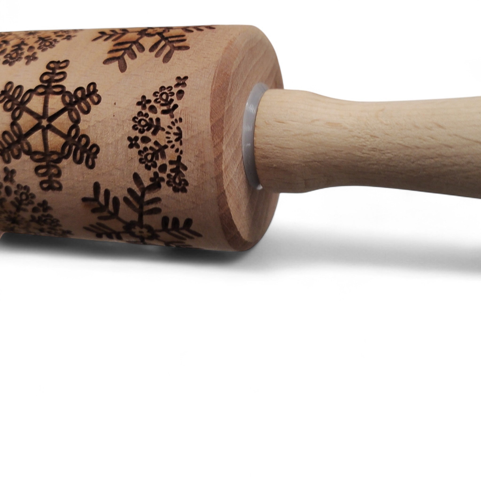 Der KitchenCraft 3er Set Weihnachts-Nudelhölzer Keksroller Teigroller ist mit eingravierten Schneeflockenmustern versehen, die sich ideal zum festlichen Backen eignen, und wird vor einem weißen Hintergrund gezeigt.