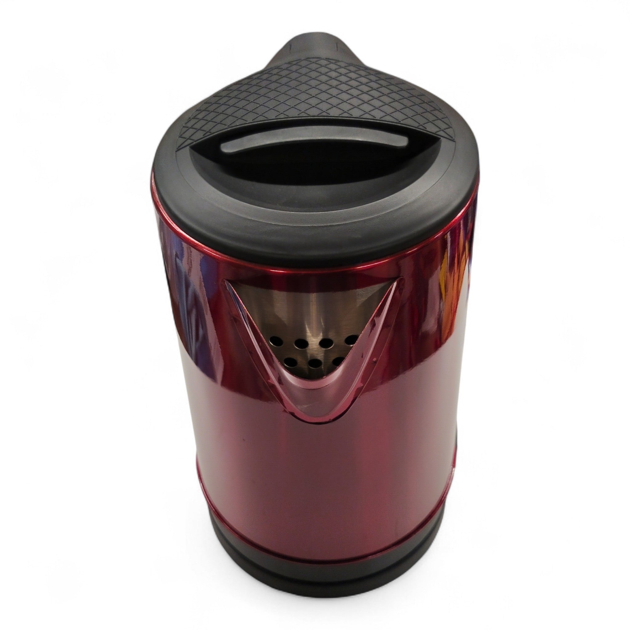 Der Royal Swiss Wasserkocher / 1500 Watt | B-Ware | 2 Liter ist ein rot-schwarz isolierter elektrischer Wasserkocher mit einem Griff an der Oberseite und einer Tülle mit kleinen Löchern, die für ein schnelles Aufkochen entwickelt wurde, dargestellt auf weißem Hintergrund.