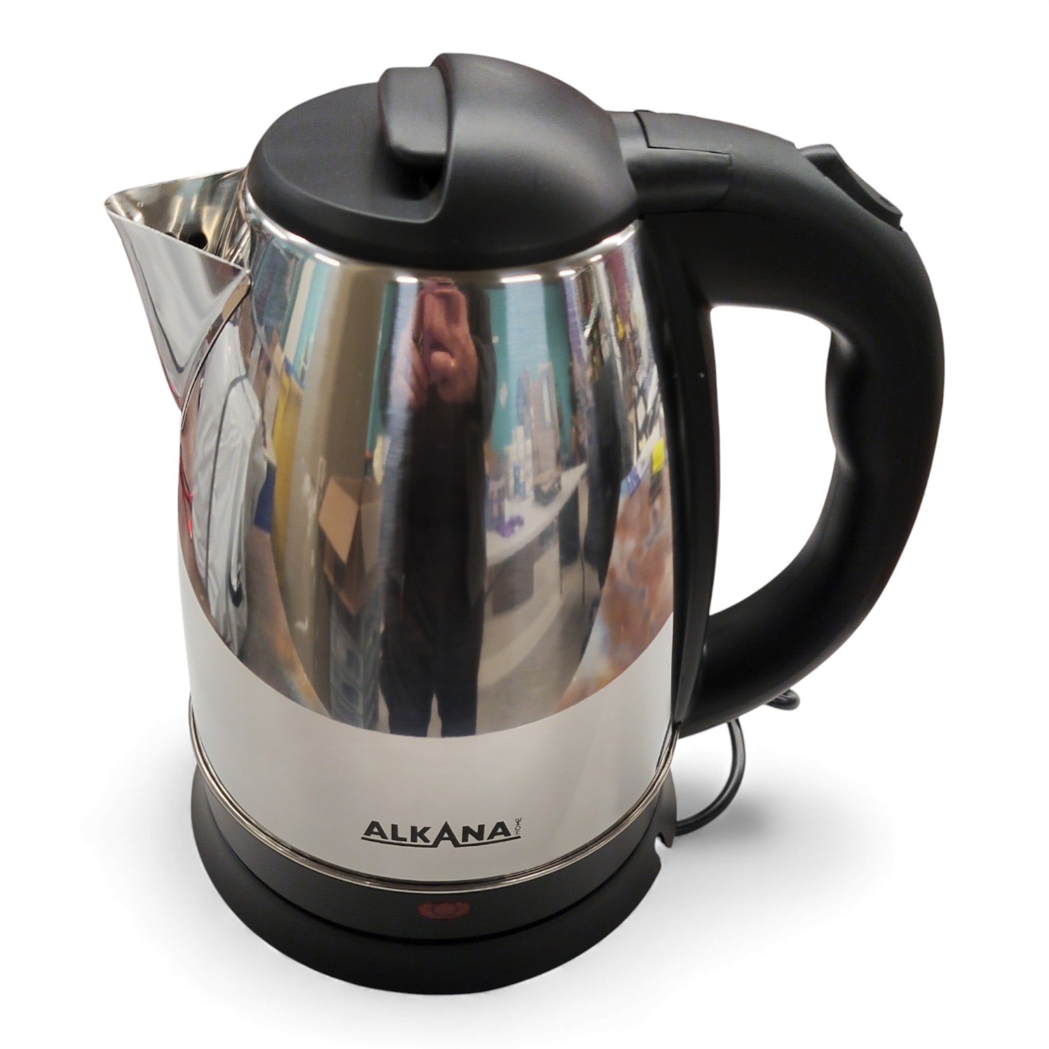 Der Alkana Home Alkana Wasserkocher KD-KT001-D | B-Ware | Edelstahl, mit schwarzem Griff und Sockel, steht auf einer weißen Fläche. Sein Körper aus Edelstahl reflektiert Objekte in der Nähe und den Fotografen.