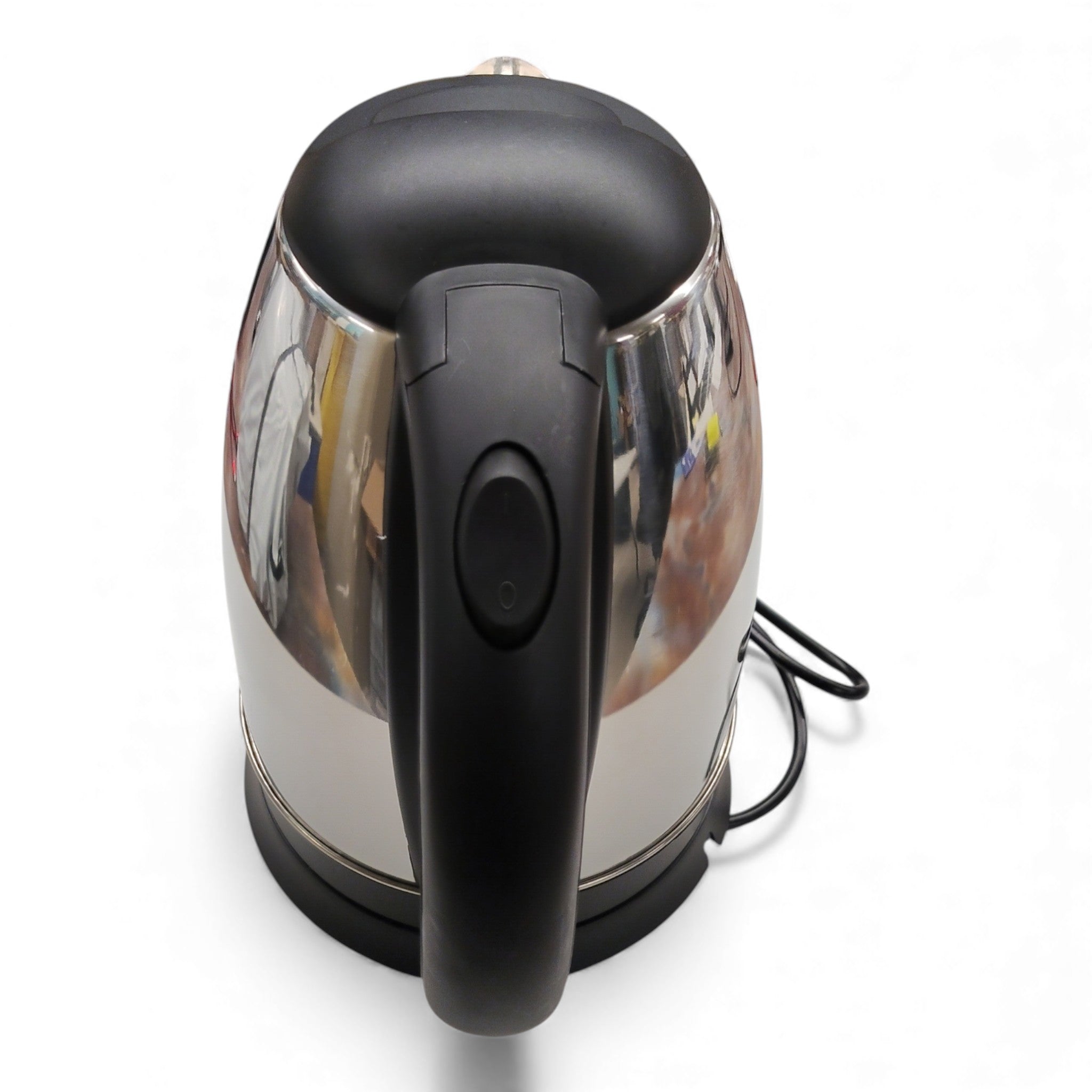 Der Alkana Wasserkocher KD-KT001-D aus Edelstahl von Alkana Home mit schwarzem Griff und Power-Taste steht auf einer weißen Fläche, das Kabel ist sichtbar.