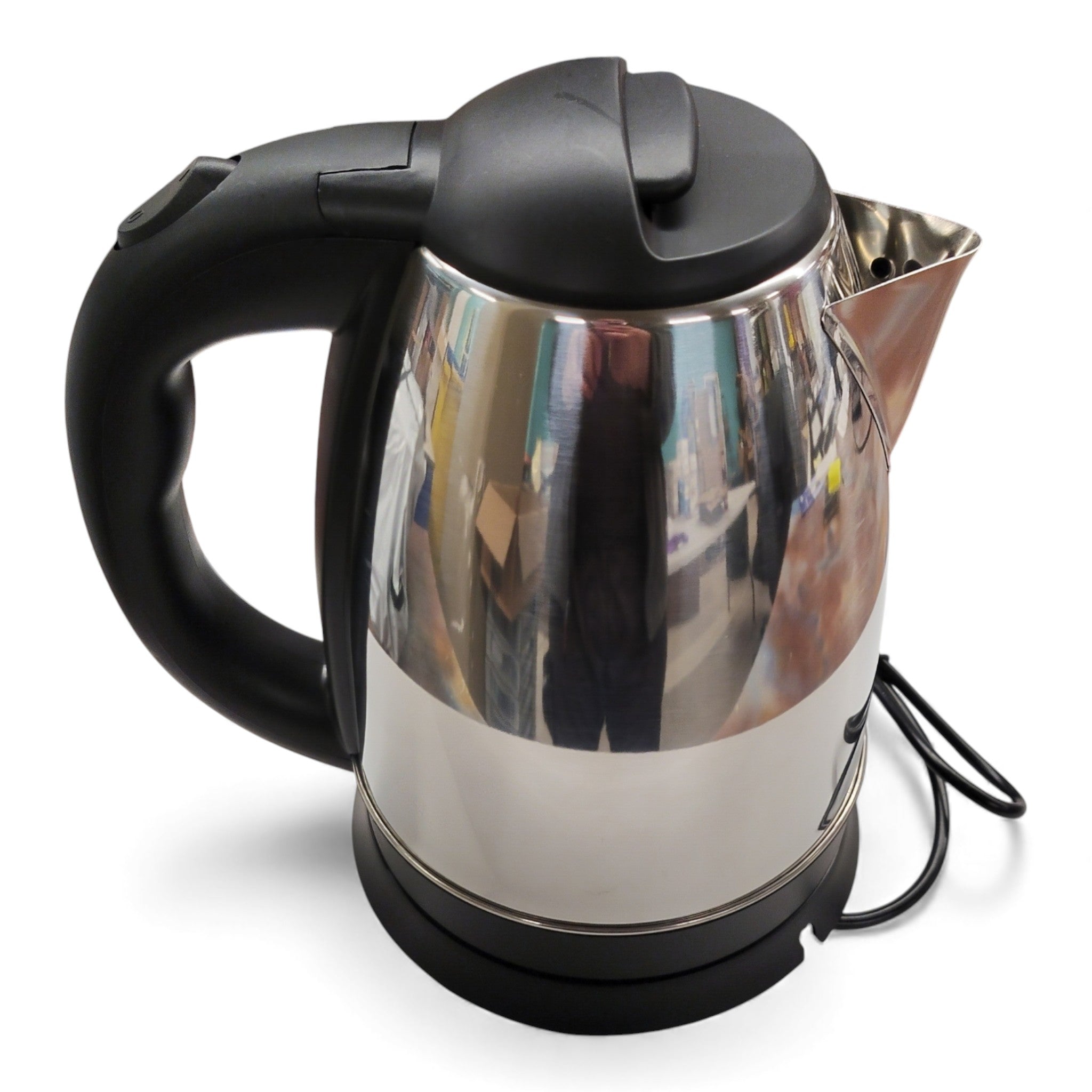 Der Alkana Wasserkocher KD-KT001-D aus Edelstahl von Alkana Home, mit schwarzem Griff und Sockel, steht auf weißer Fläche. Das Kabel ist teilweise sichtbar. Fassungsvermögen: 8 Liter.