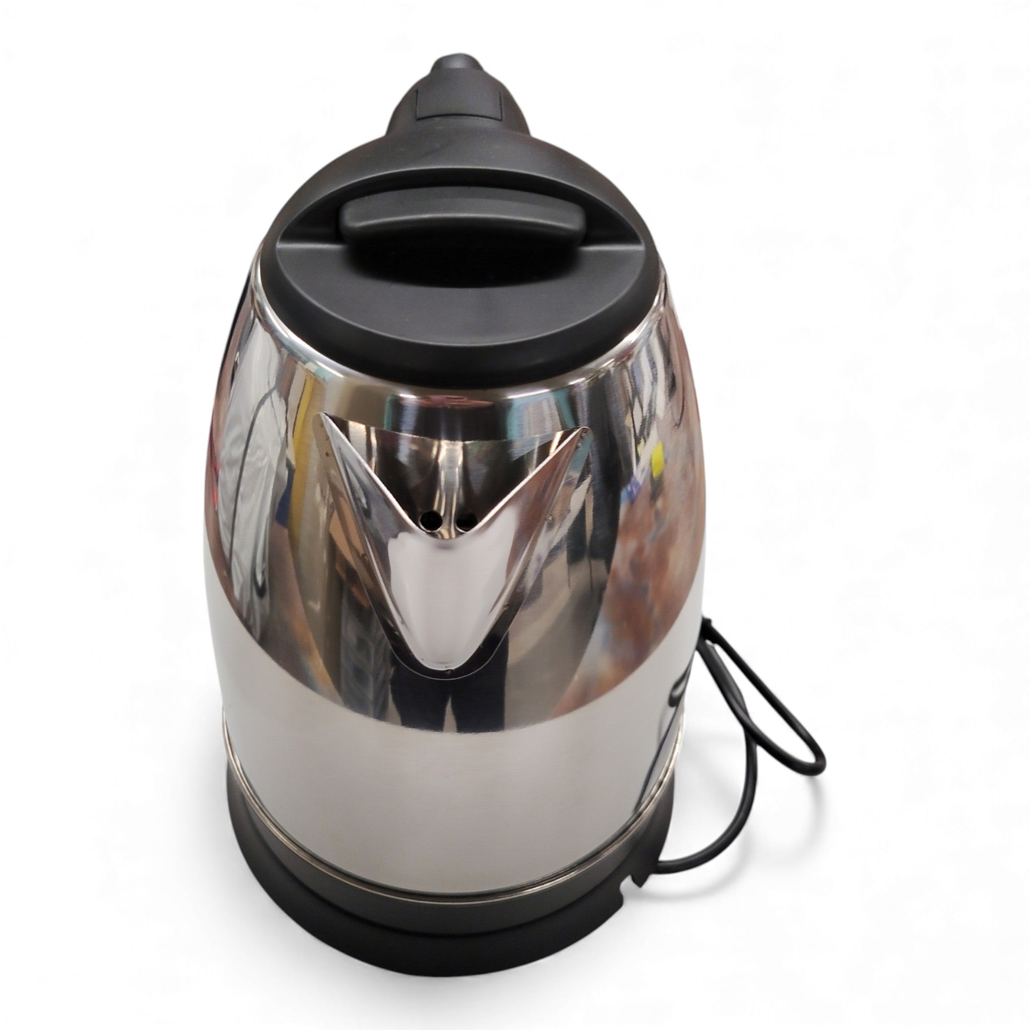 Der Alkana Wasserkocher KD-KT001-D aus Edelstahl von Alkana Home mit schwarzem Griff und Deckel, leicht seitlich aus der Vogelperspektive fotografiert, zeigt ein sichtbares Netzkabel.