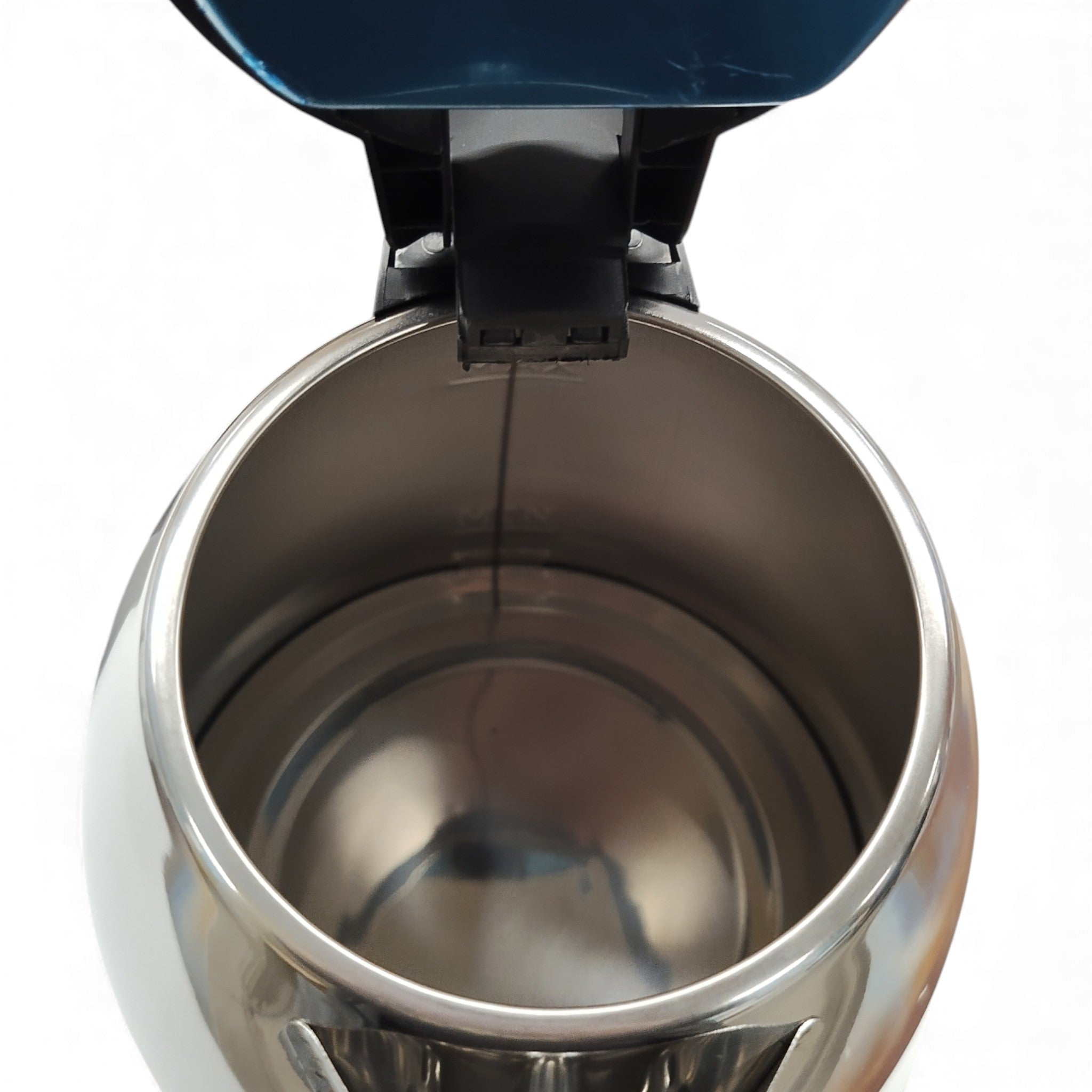 Draufsicht auf den Alkana Wasserkocher KD-KT001-D von Alkana Home, B-Ware Edelstahl, mit leerem Edelstahl-Innenraum und aufklappbarem Deckel.