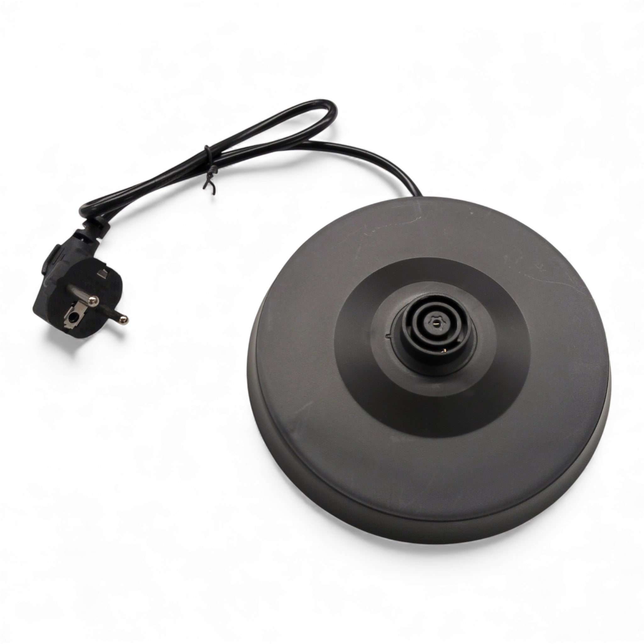 Der Alkana Wasserkocher KD-KT001-D von Alkana Home hat ein elegantes schwarzes Design mit Edelstahl-Akzenten, ein angeschlossenes Netzkabel und einen europäischen Stecker, geeignet für 1-Liter-Wasserkocher. Abgebildet auf einem schlichten weißen Hintergrund.