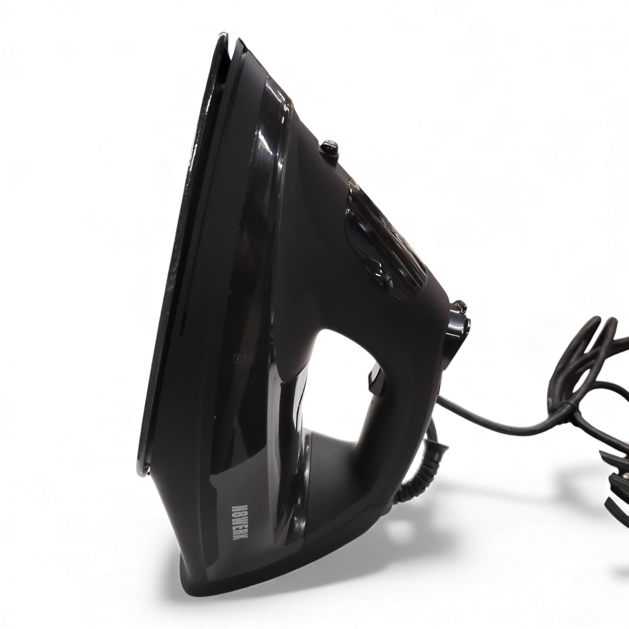 Ein schwarzes N8werk Dampfbügeleisen mit Turbo Dampfgenerator und 3-Kammern System steht aufrecht mit sichtbarem Netzkabel und verspricht strickfreie Kleidung auf weißer Fläche.