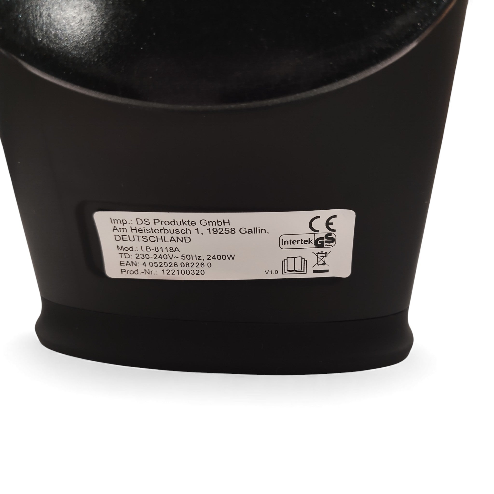 Nahaufnahme des N8werk Dampfbügeleisen-Etiketts auf dem schwarzen Turbo-Dampfgenerator, das Marke, Modell LB-BA1A, Antikalk-Filter, Leistungsdaten und Zertifizierungen zeigt. Ideal für strickfreie Kleidung mit 3-Kammern-System.