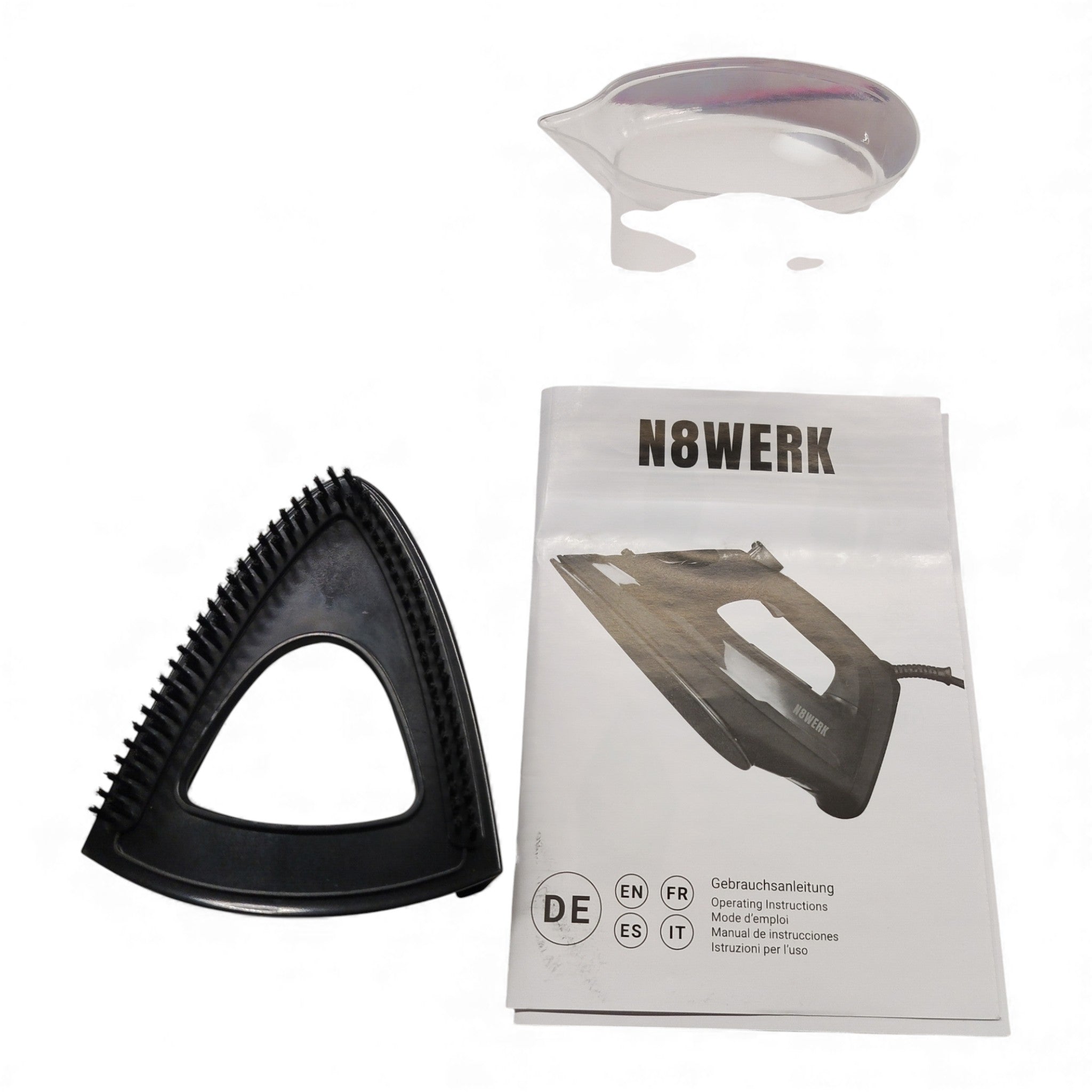 Auf einer weißen Fläche: das N8werk Dampfbügeleisen-Handbuch, ein schwarzer Antikalk-Filteraufsatz und eine durchsichtige Schaufel - ideales Zubehör für den Turbo Dampfgenerator von N8werk mit 3-Kammer-System für strickfreie Kleidung.