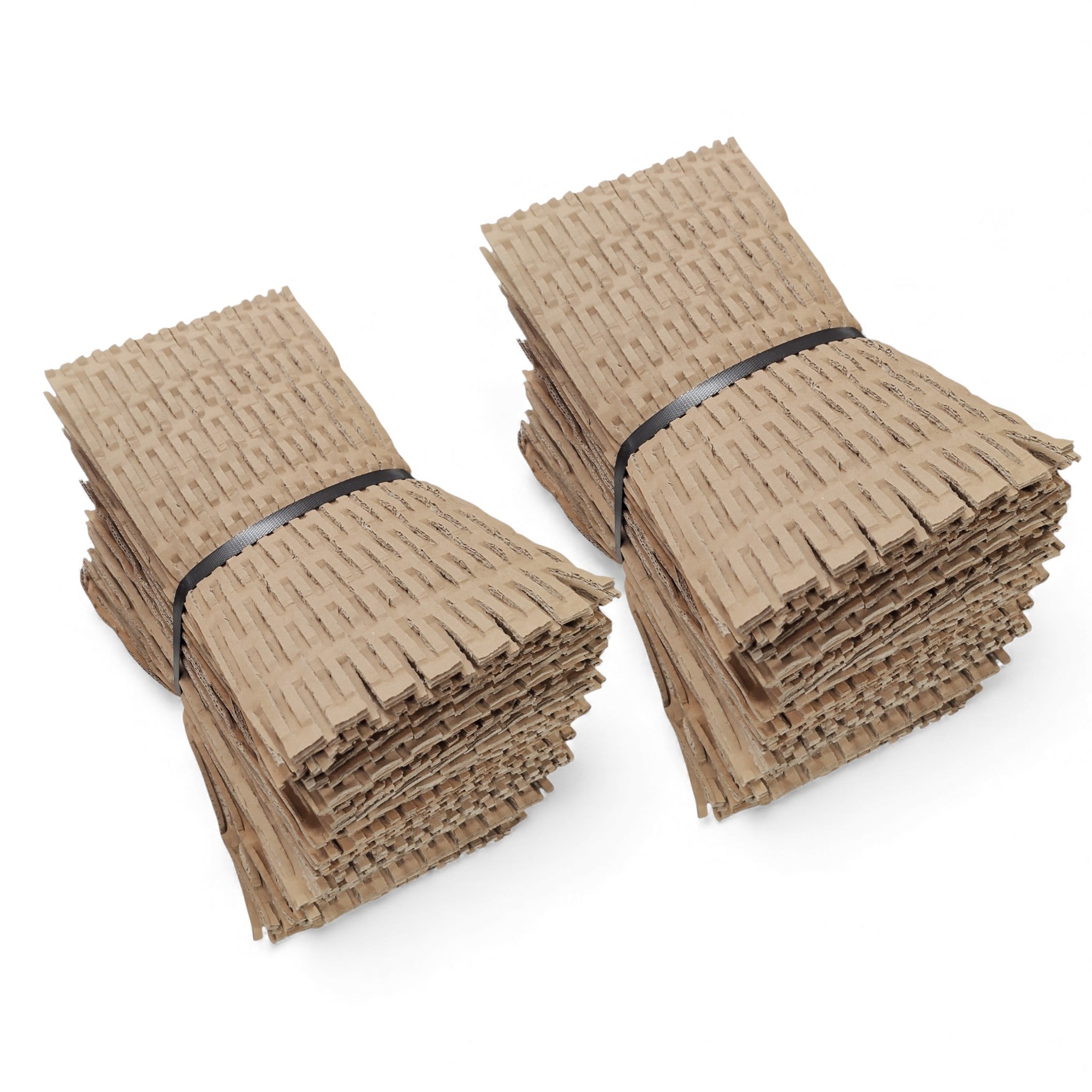Zwei Stapel Retourify Polstermaterial Karton Shredder Füllmaterial, 2-wellig, je 30 Matten pro Bündel, mit schwarzen Bändern gebündelt auf weißem Hintergrund-ideal als nachhaltiges Verpackungs- und Füllmaterial.