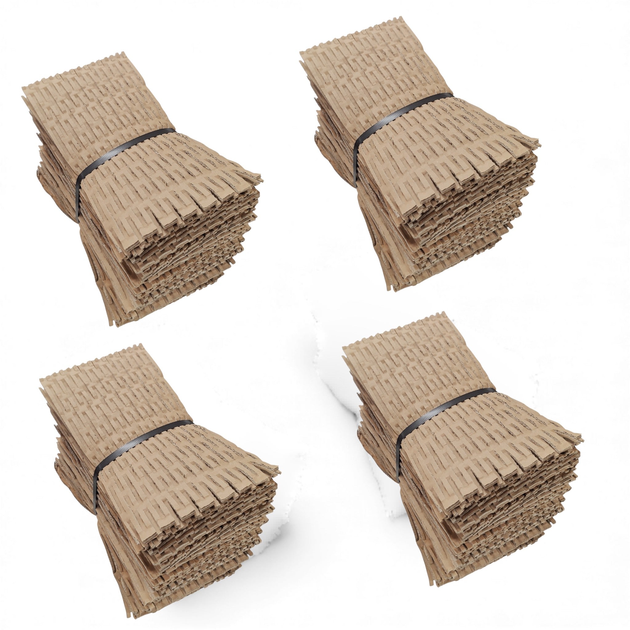 Vier Bündel Retourify Polstermaterial Karton Shredder Füllmaterial (30 Matten pro Bündel, 2-wellig), ein umweltfreundliches Verpackungsmaterial, sind auf weißem Hintergrund angeordnet, jeweils mit einem schwarzen Band gesichert.