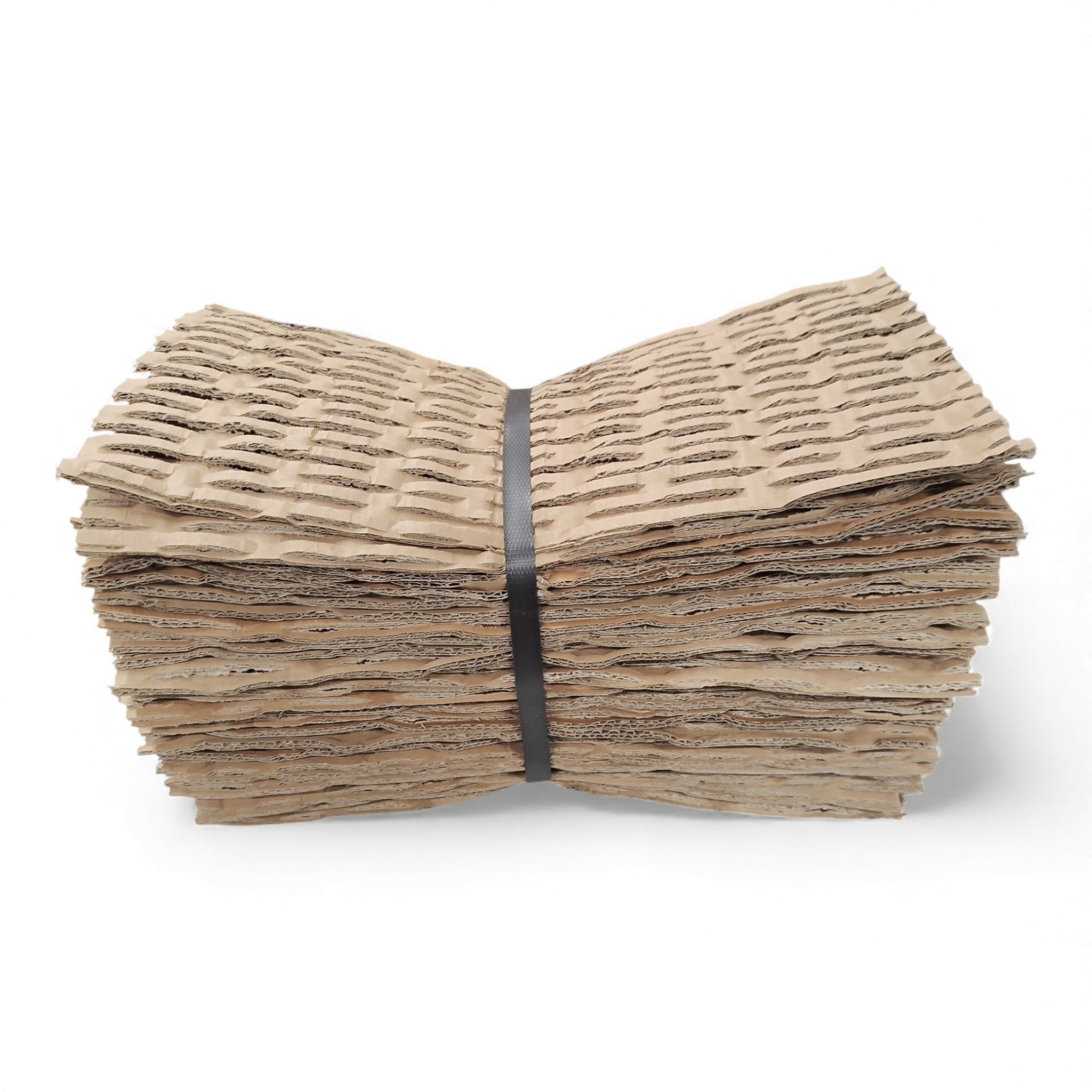 Ein Stapel Retourify Polstermaterial Karton Shredder Füllmaterial-2-wellig, 30 Matten pro Bündel - wabenförmig gemustertes braunes Packpapier, gehalten von einem schwarzen Band, liegt vor einem weißen Hintergrund.