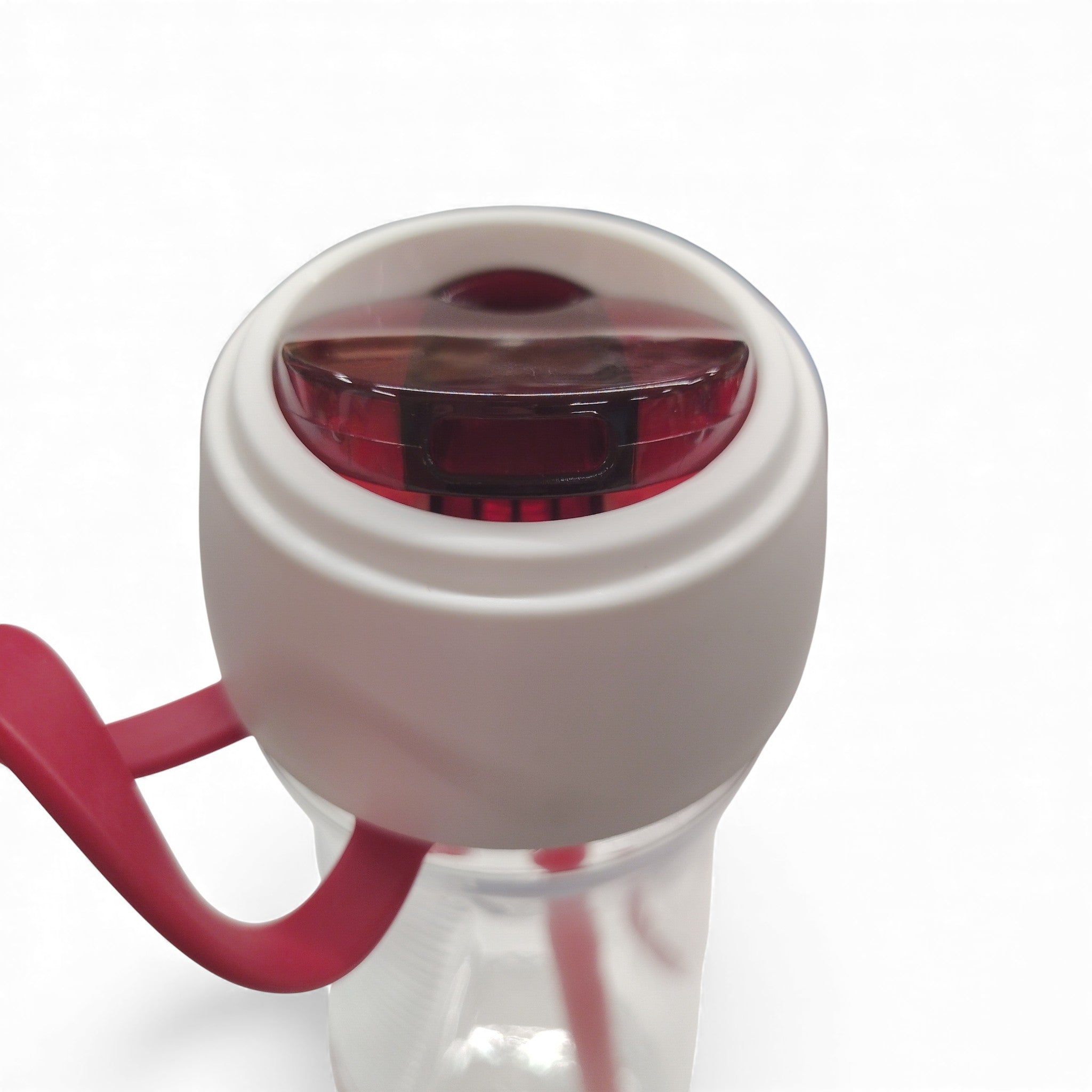 Eine Draufsicht auf die #DoYourSports DrinkUp Trinkflasche 850 ml, BPA-frei, spülmaschinengeeignet, mit rotem Strohhalm und weiß-rotem Deckel auf weißem Hintergrund.