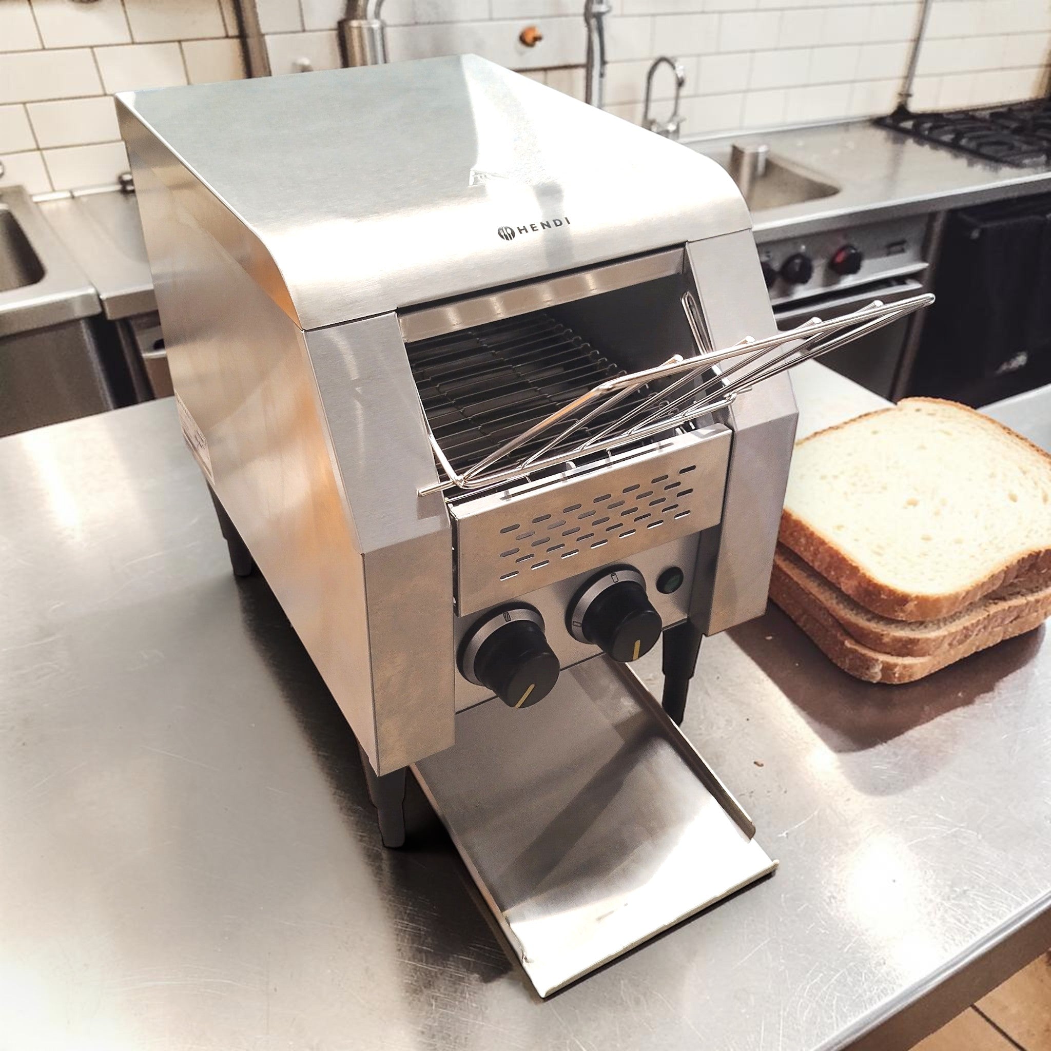 Retourify e. K. Hendi Durchlauftoaster Conveyor Toaster Single aus Edelstahl, B-Ware mit leichten Kratzern auf den Blechen.