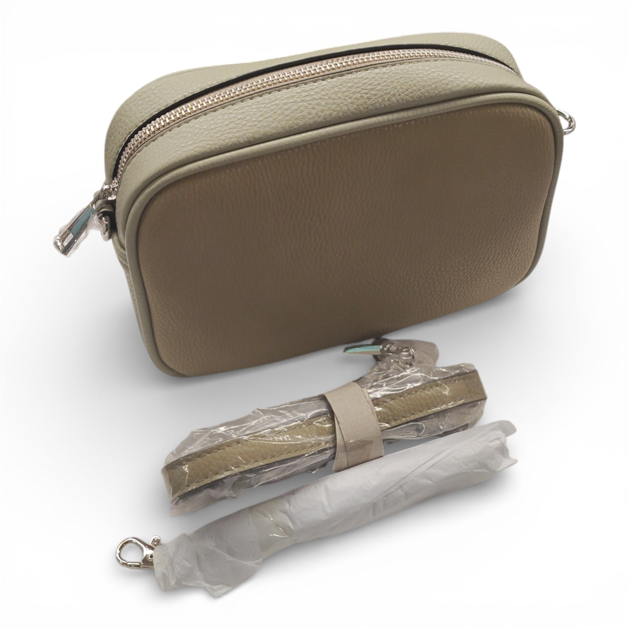 Hellbraune Schultertasche Umhängetasche von Collezione Alessandro, hergestellt in Italien, mit silbernem Reißverschluss und zwei abnehmbaren Riemen (in Plastik und Papier eingewickelt), ausgestellt auf weißem Hintergrund.