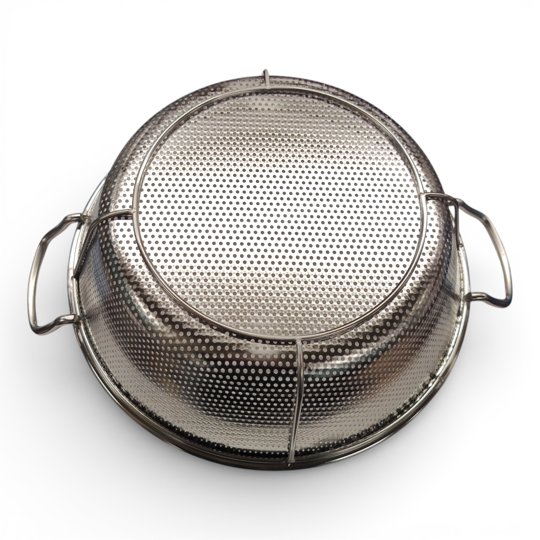 Die QVC Wilkinson Vulcan BBQ Edelstahl Grillpfanne (B-Ware, 32 cm, 2 Henkel) ist auf dem Kopf stehend auf weißem Hintergrund abgebildet - ideales vielseitiges Grillzubehör für Ihren BBQ-Bereich.