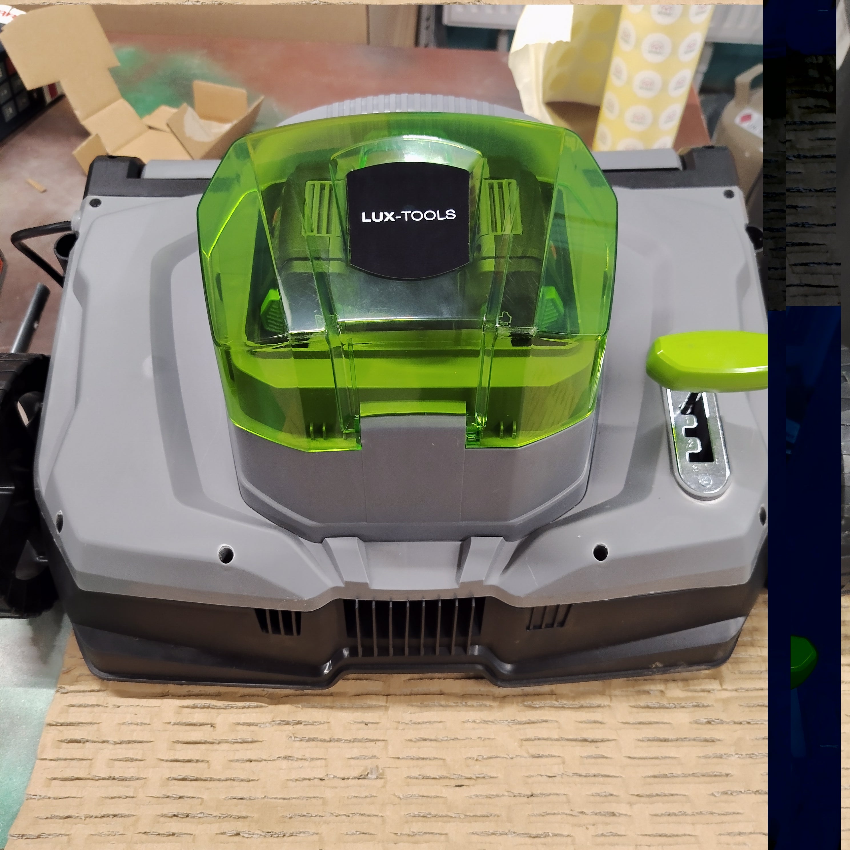 LUX Tools Akku-Vertikutierer A-VL-2x20 Volt 4 Ah, 36 cm Arbeitsbreite, 40 V Twin Power / wahlweise mit oder ohne Akkus // B Ware