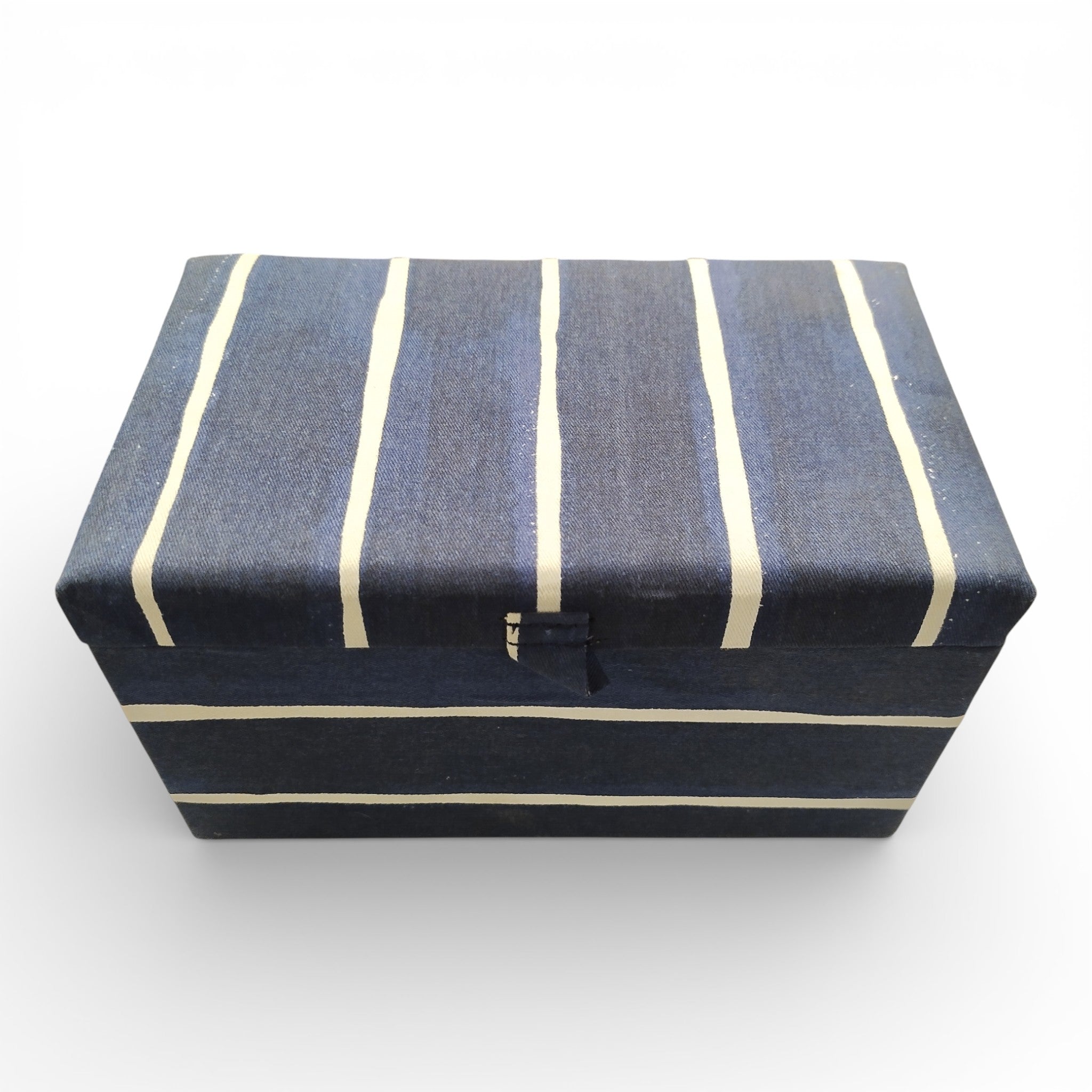 Die Ikea INNEHÅLLSRIK Aufbewahrungsdose ist ein 2er Set rechteckiger Boxen mit Deckel, in blau-weiß gestreiftem Stoff bezogen - stilvolle Aufbewahrung von Ikea, B Ware.
