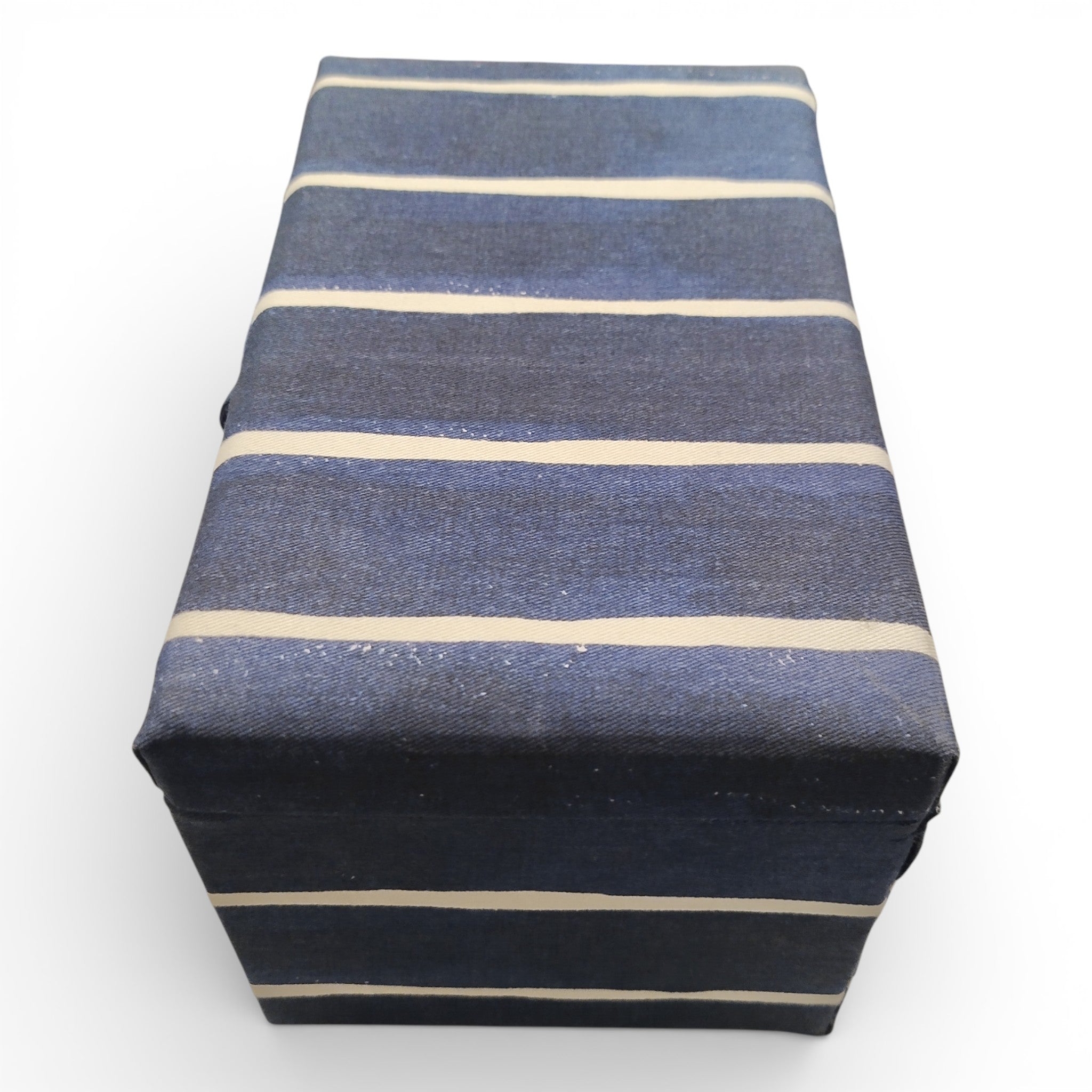 Die Ikea INNEHÅLLSRIK Aufbewahrungsdose, eine rechteckige Box in blau-weiß gestreiftem Stoff, eignet sich ideal für nachhaltige Aufbewahrung und wird einzeln als B-Ware angeboten.
