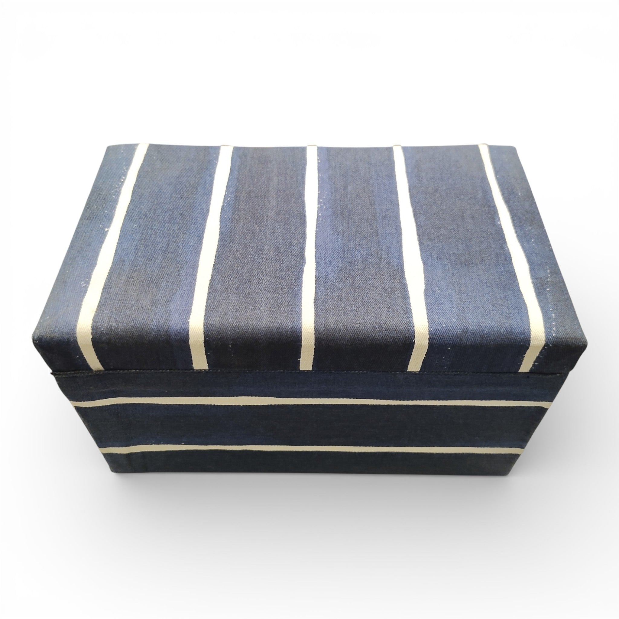 Die Ikea INNEHÅLLSRIK Aufbewahrungsdose, blau-weiß gestreift (B Ware, einzeln), zeigt ein rechteckiges Design mit vertikalen Streifen und ist auf einem schlichten weißen Hintergrund fotografiert.