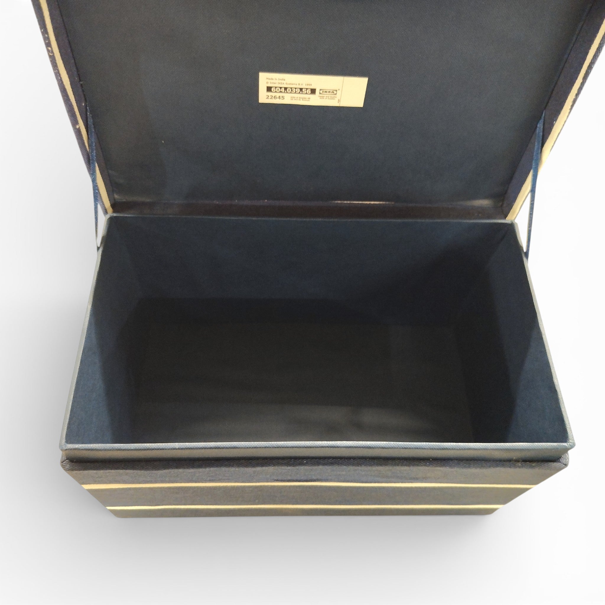 Die Ikea INNEHÅLLSRIK Aufbewahrungsdose, blau-weiß gestreift, ist eine offene rechteckige Box mit dunklem Innenraum und Etikett im Deckel - für nachhaltige Aufbewahrung Ihrer Sachen.