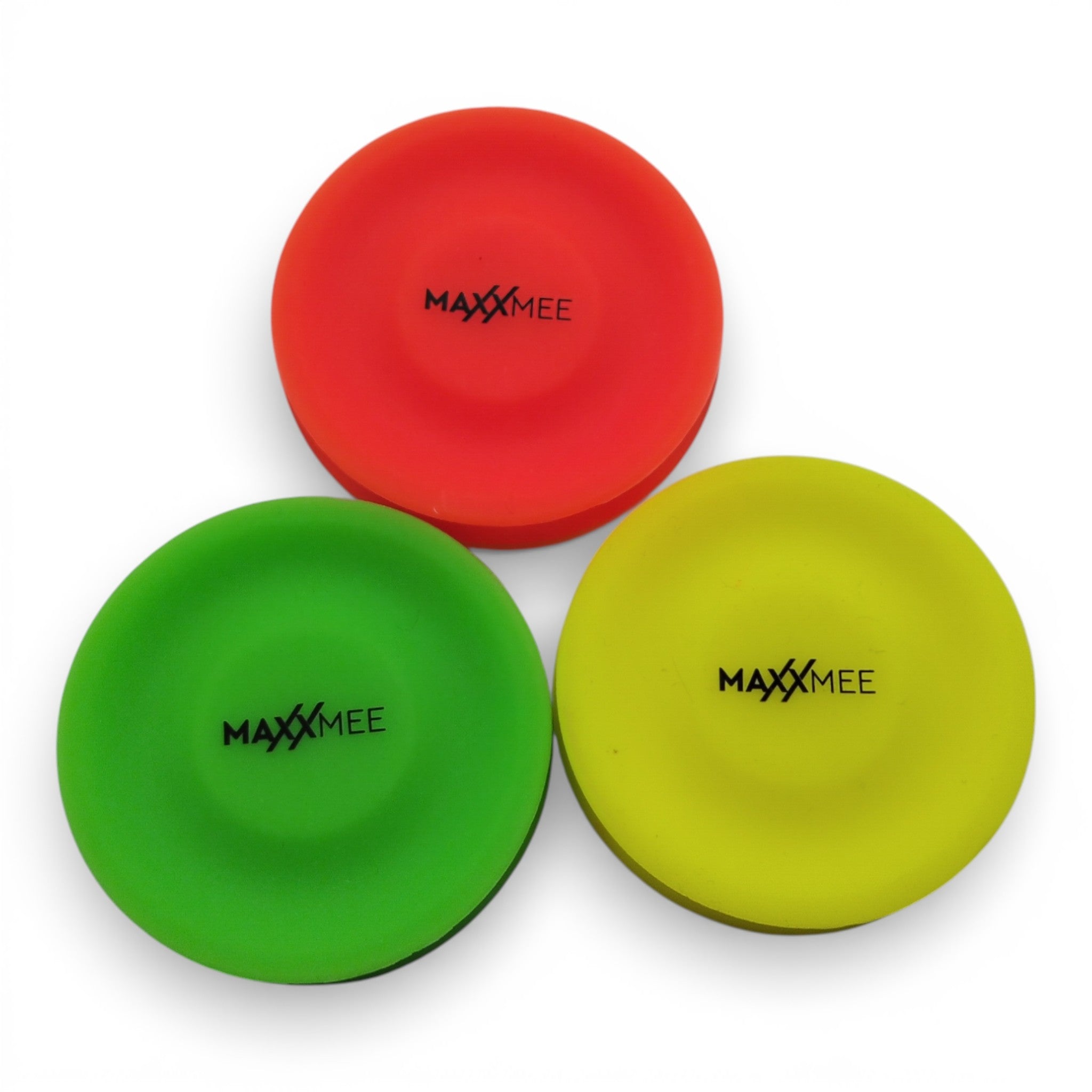 Drei DS Produkte Maxxmee Mini-Wurfscheiben Frisbees (ca. 6 cm) in rot, gelb und grün mit MAXXMEE-Etiketten, angeordnet in einem Dreieck - ideal als lustiges Outdoor-Spielzeug oder Mini-Wurfscheiben.