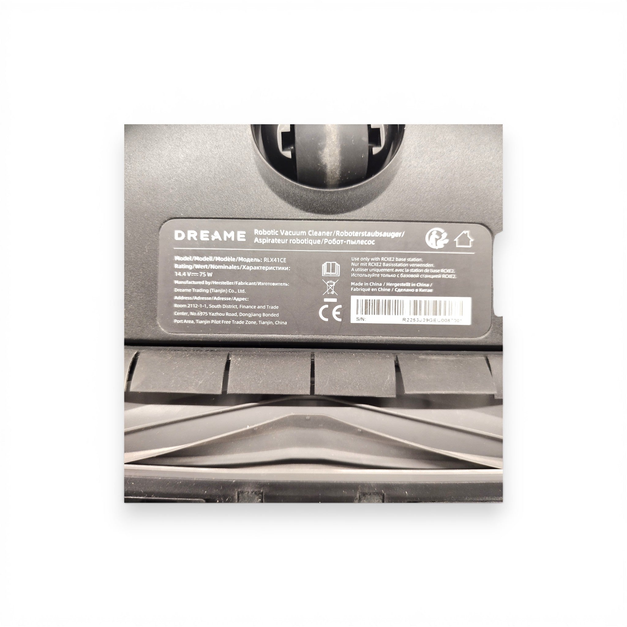 Rückseite eines Dreame Saugroboters mit Modellaufschrift und Bürstenansicht