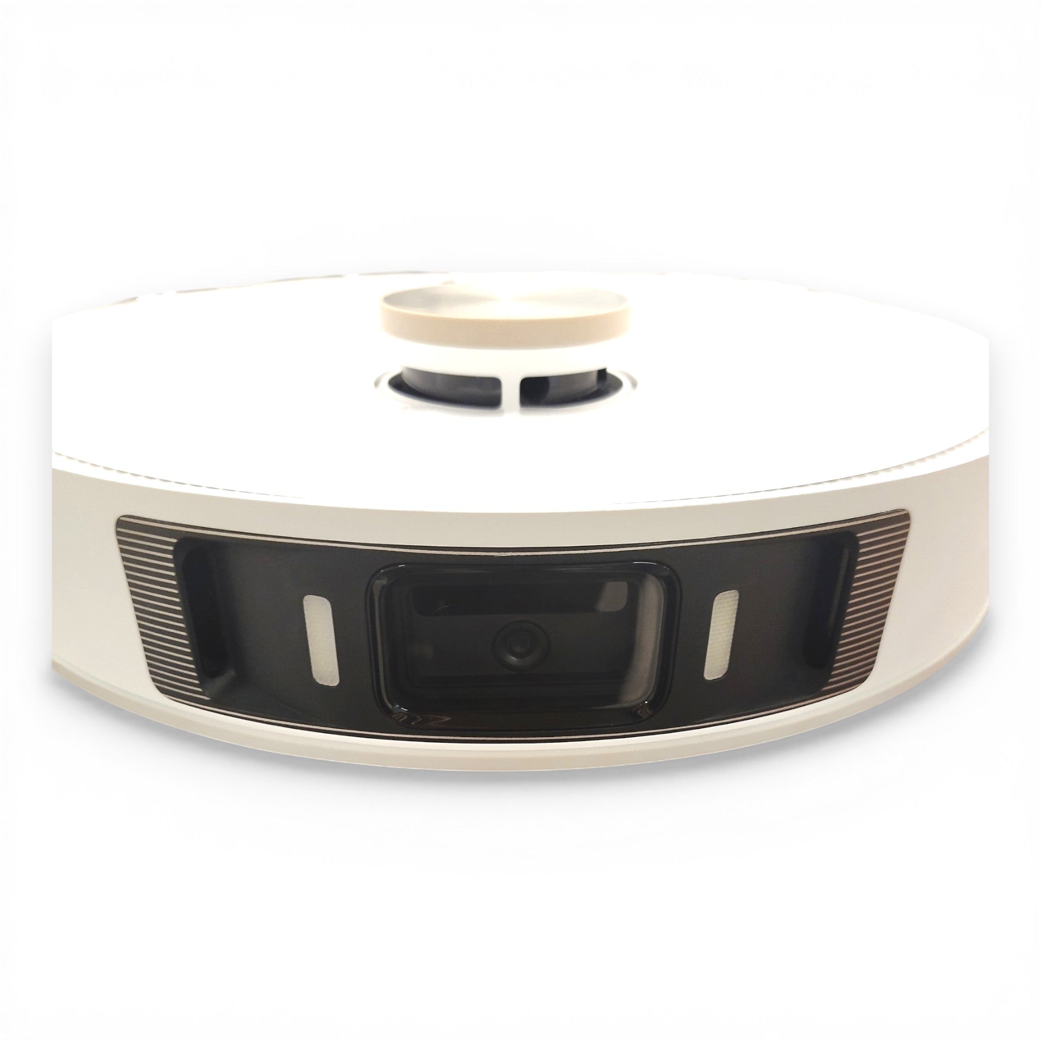 Weißer Saugroboter mit Kamera und Sensoren auf weißem Hintergrund, Frontansicht