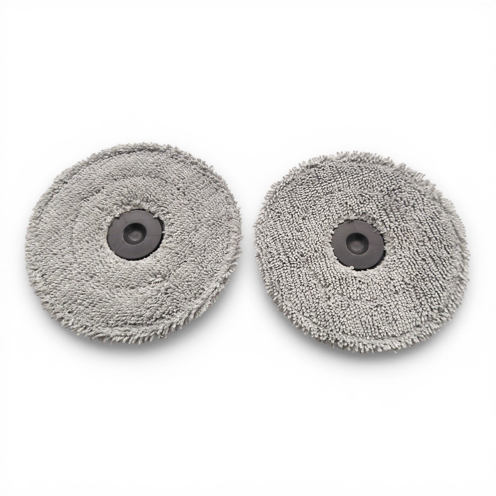 Zwei graue Mikrofaser Mop Pads für Reinigungsgeräte auf weißem Hintergrund