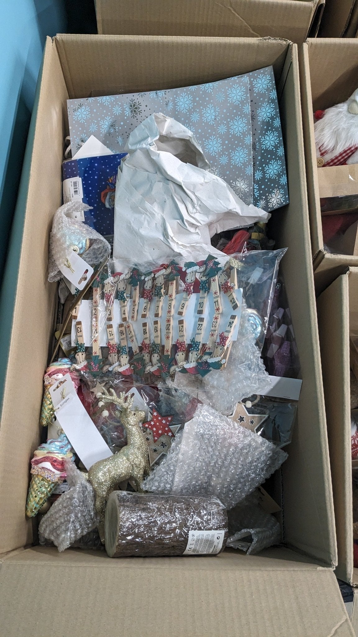 Posten Weihnachtdsekoration / Neuware + B - Ware gemischt gegen Preisvorschlag bei Retourify e. K.