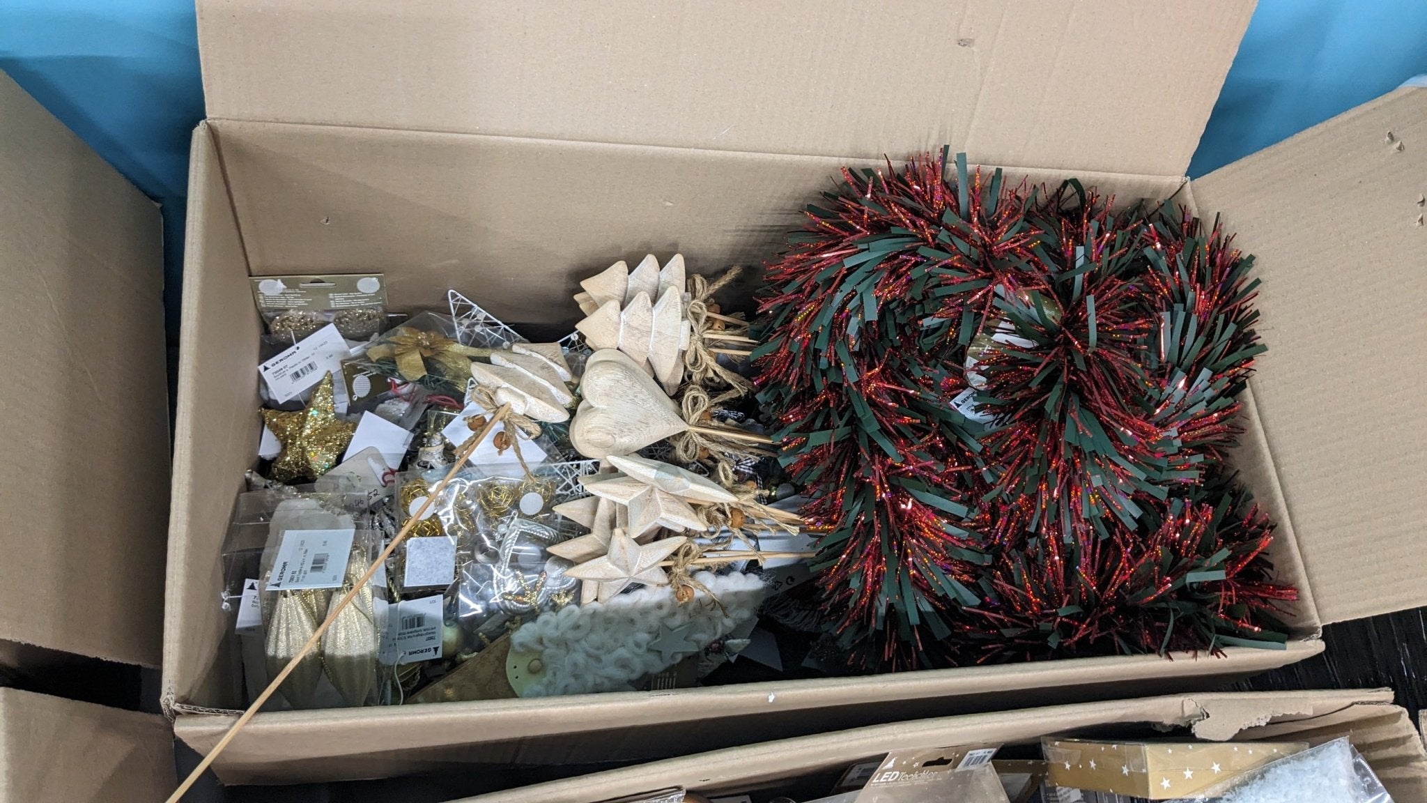 Posten Weihnachtdsekoration / Neuware + B - Ware gemischt gegen Preisvorschlag bei Retourify e. K.