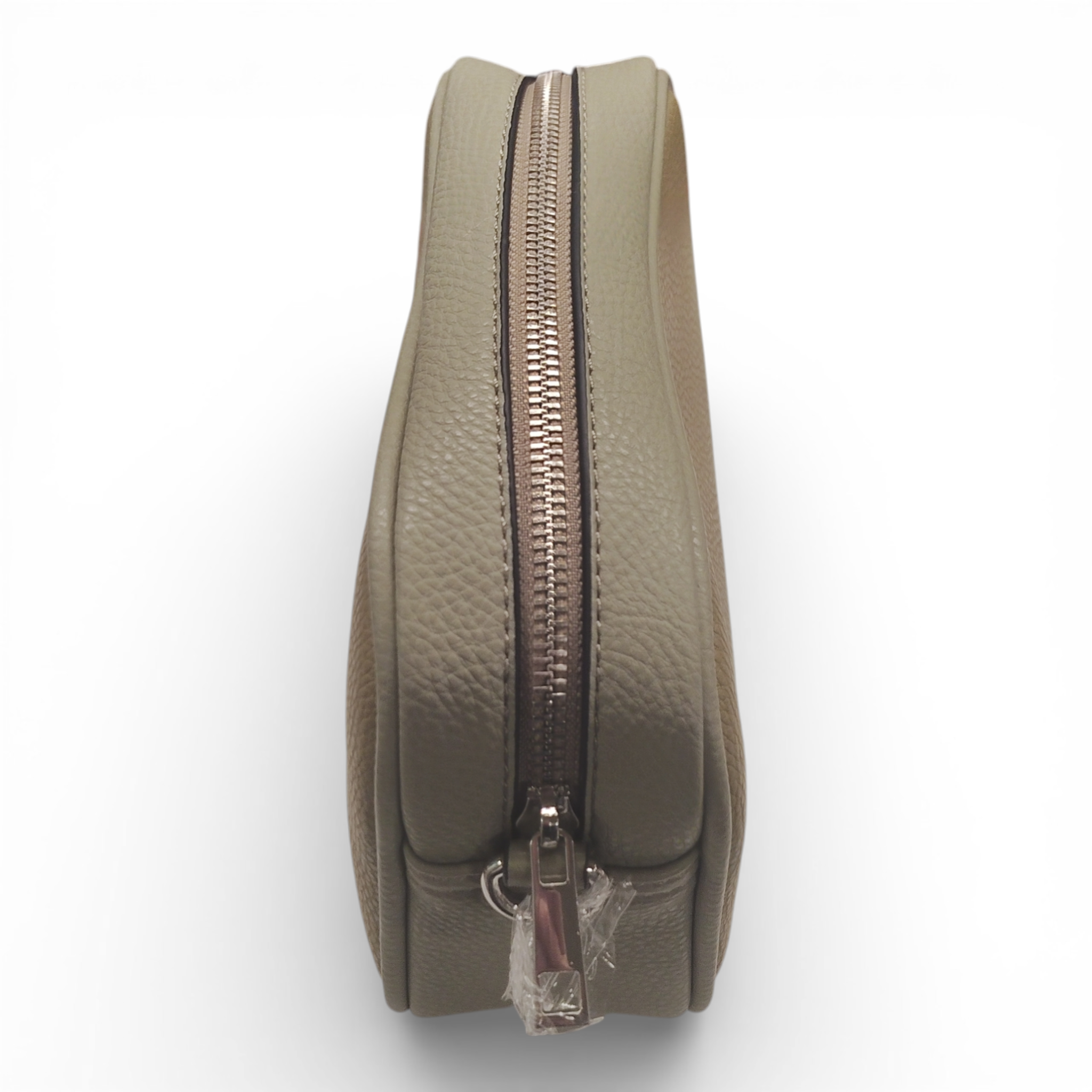 Die Schultertasche Umhängetasche von Collezione Alessandro - Made in Italy - zeigt sich in Taupe mit silbernem Reißverschluss und kunststoffverpacktem Zipper: ein nachhaltiges, stilvolles Accessoire für modebewusste Auftritte.