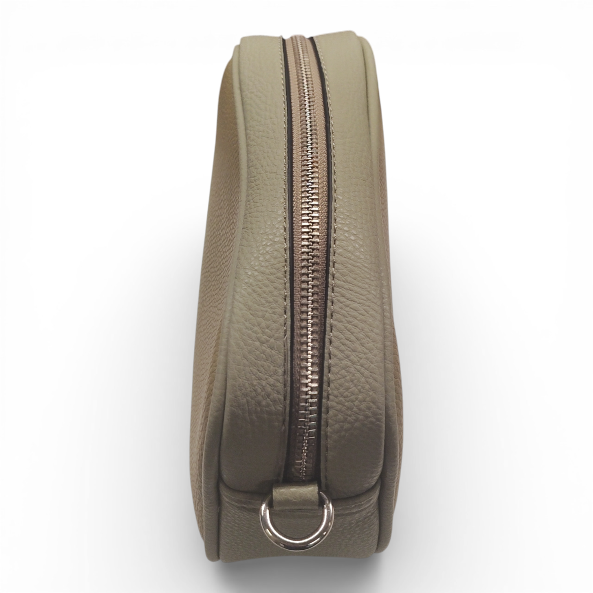 Seitenansicht der geschlossenen, taupefarbenen Collezione Alessandro Schultertasche Umhängetasche mit Reißverschluss und Metallring an einem Ende, vor weißem Hintergrund. Hergestellt in Italien.