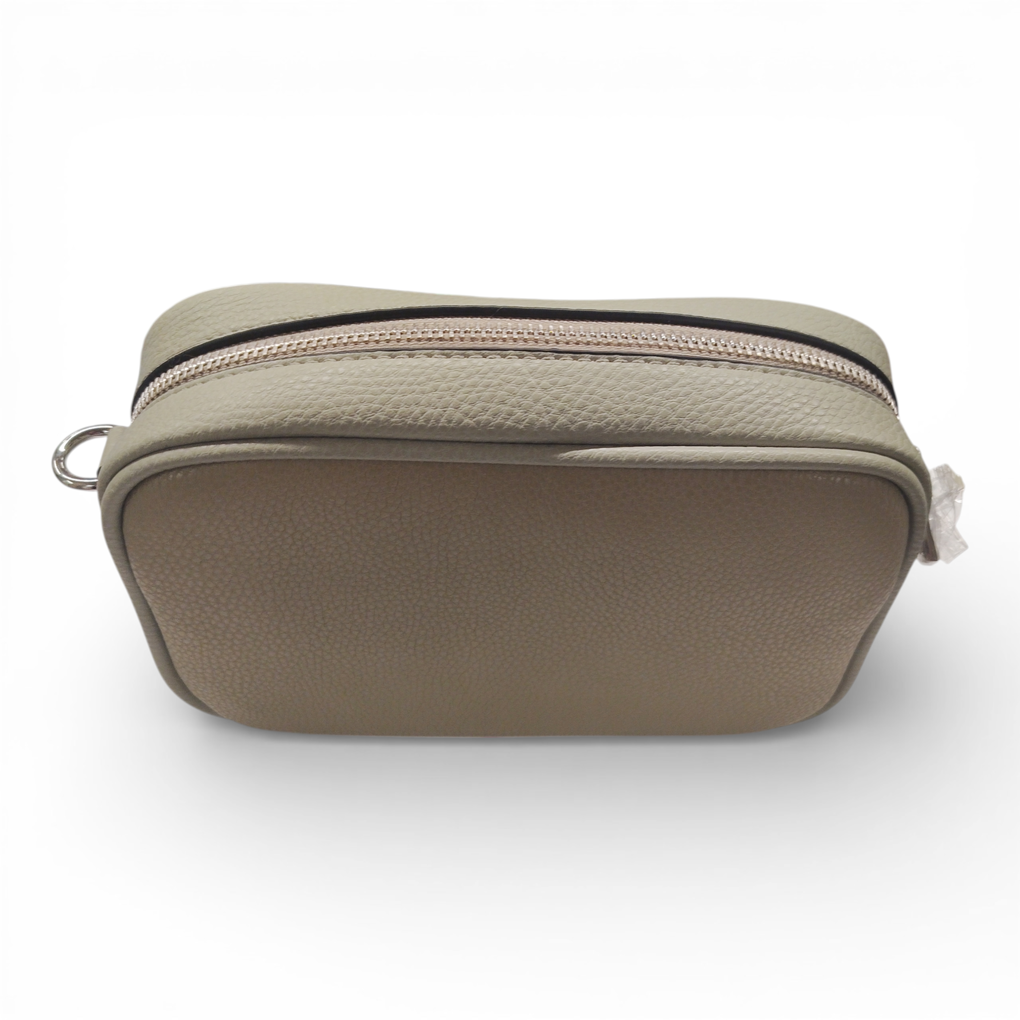 Die Collezione Alessandro Schultertasche Umhängetasche ist eine kleine, rechteckige, beigefarbene Tasche mit einer strukturierten Oberfläche, einem Reißverschluss an der Oberseite und einem seitlichen Metallring - stilvoll und praktisch für den täglichen Gebrauch. Hergestellt in Italien.